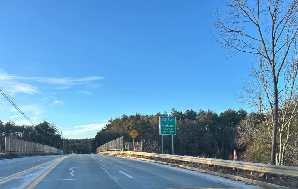 A picture of a road with a bridge in the background. A sign for 495S is on the right.